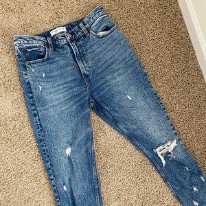 LIKE NEW Abercrombie & Fitch Ripped High Rise Mom Jeans | size 29/8R